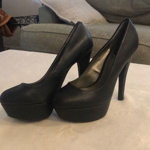 Guess black pumps